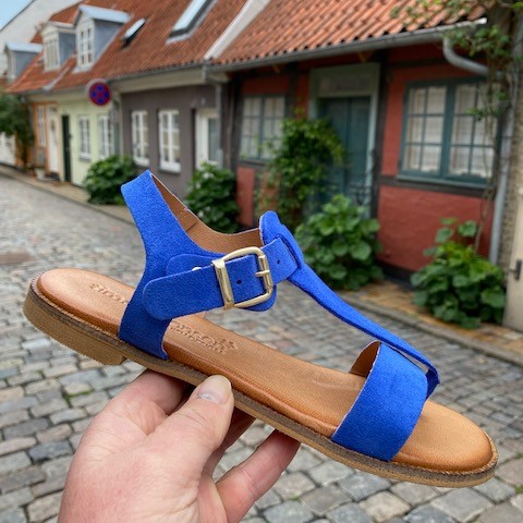 & Simonsen Athena CO6020 Royal. Flot dame sandal i blødt nubuck, smuk blå farve og memory foam i fodsengen. - Nyegaardsko.dk